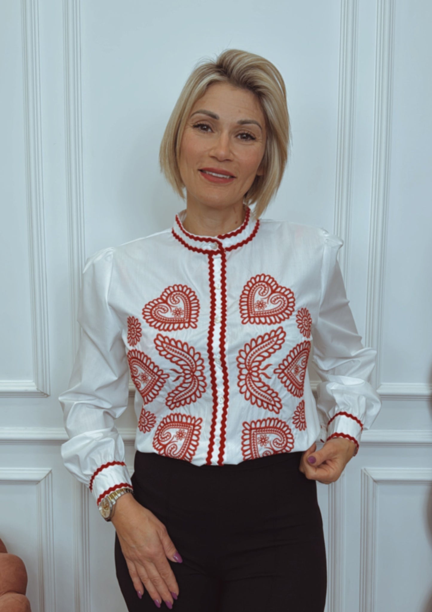 Camisa Étnica con corazones roja