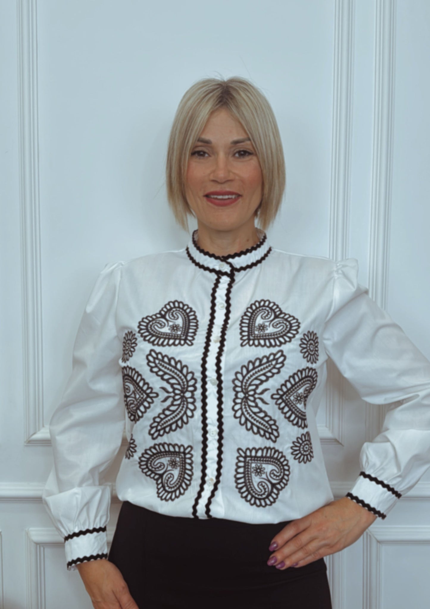 Camisa Étnica con corazones negra